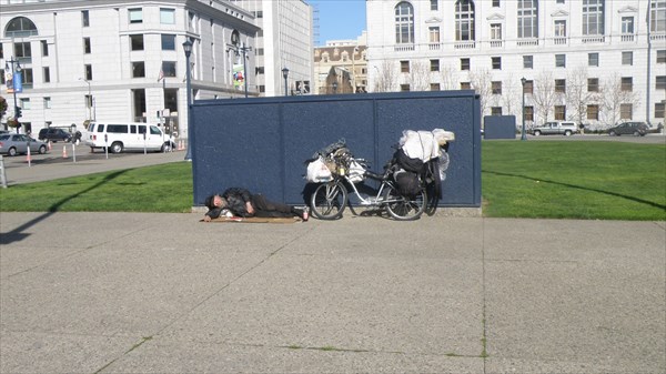 069-Бездомный возле мэрии